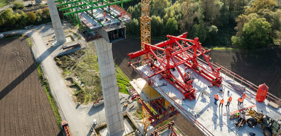 Doppelhochzeit auf der Saaletalbrücke  Ansicht der Saalebrücke von oben fotografiert, mit Drohne